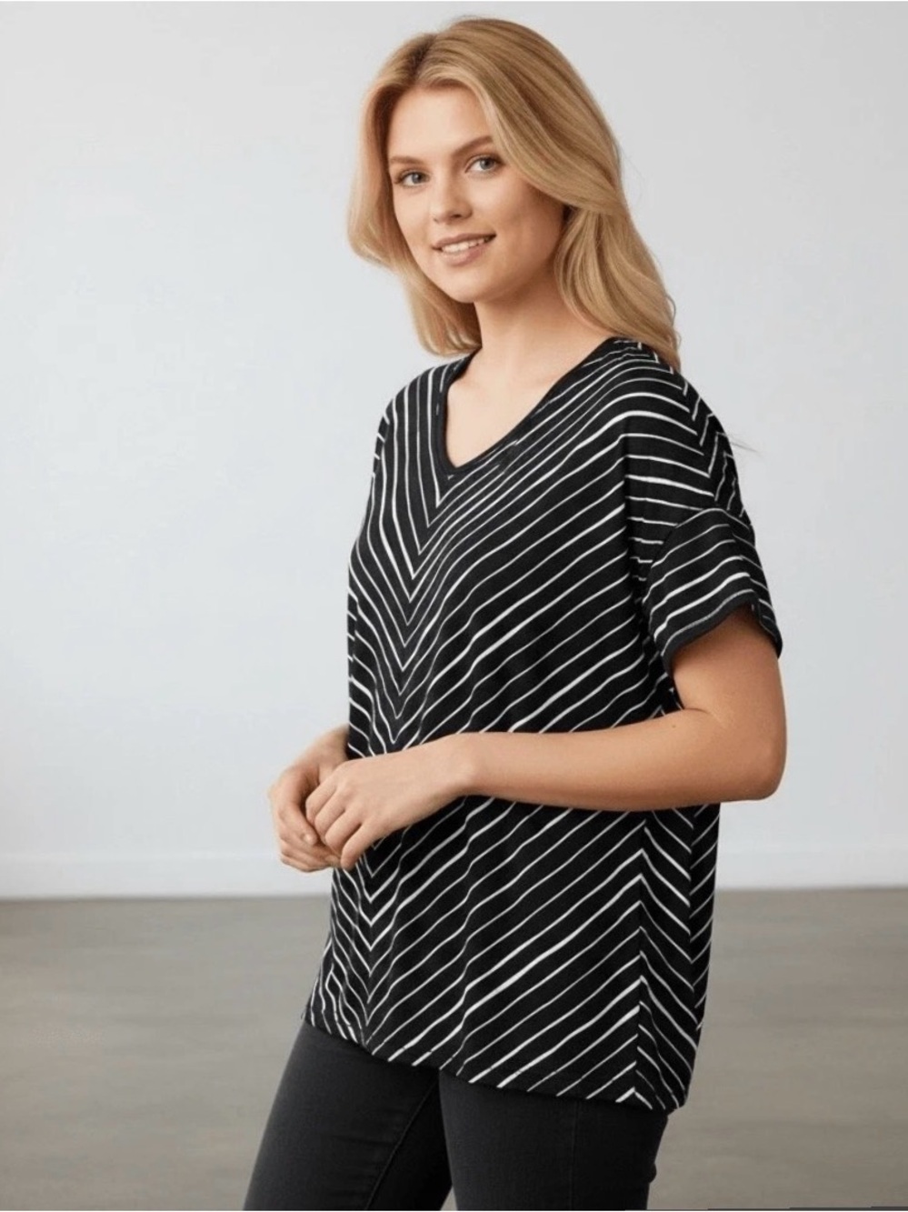 Chico's 100% linen black and white chevron-striped V-neck short sleeve top M